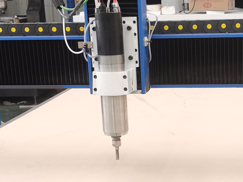 2.2KW 水冷主軸 4x4 帶換刀器的數(shù)控雕刻機(jī)工作臺(tái)套件 2.2KW 水冷主軸 4x4 帶換刀器的數(shù)控雕刻機(jī)工作臺(tái)套件