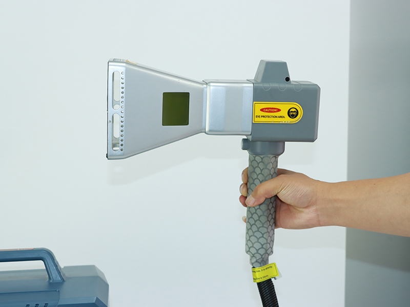 電池供電的便攜式手持光纖激光雕刻機(jī)