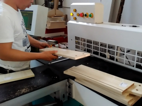 自動數控側鉆機是如何工作的？