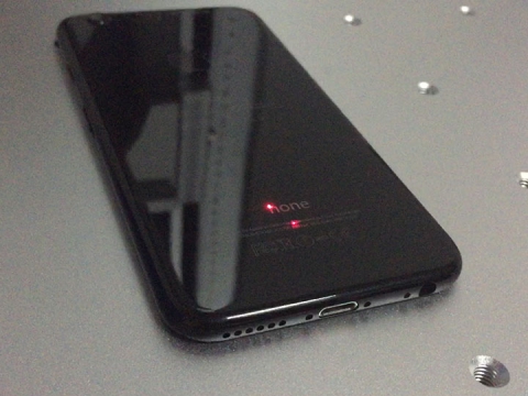 深黑色 iPhone 7 激光雕刻機,配備 MOPA 激光 深黑色 iPhone 7 激光雕刻機,配備 MOPA 激光