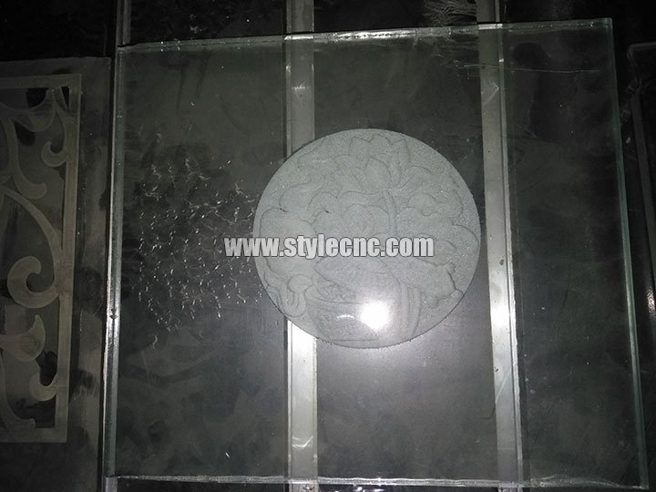 用于玻璃切割/雕刻的數(shù)控雕刻機(jī)樣品 用于玻璃切割/雕刻的數(shù)控雕刻機(jī)樣品