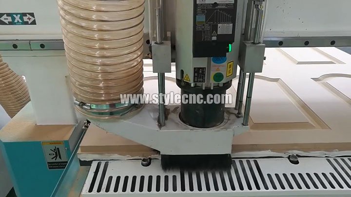 用于櫥柜門制造的自動換刀數(shù)控雕刻刻機,帶有旋轉(zhuǎn)自動換刀套件 用于櫥柜門制造的自動換刀數(shù)控雕刻刻機,帶有旋轉(zhuǎn)自動換刀套件