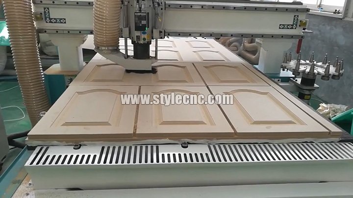 用于櫥柜門制造的自動換刀數(shù)控雕刻刻機,帶有旋轉(zhuǎn)自動換刀套件 用于櫥柜門制造的自動換刀數(shù)控雕刻刻機,帶有旋轉(zhuǎn)自動換刀套件