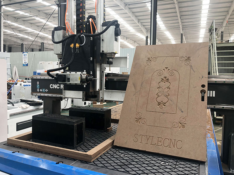 工業(yè) 4x8 用于木門(mén)制造項(xiàng)目的數(shù)控雕刻機(jī)機(jī)