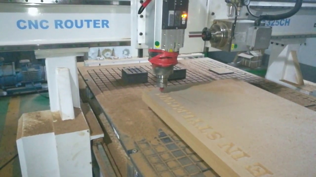 用于家門制作項目的數控雕刻機 用于家門制作項目的數控雕刻機