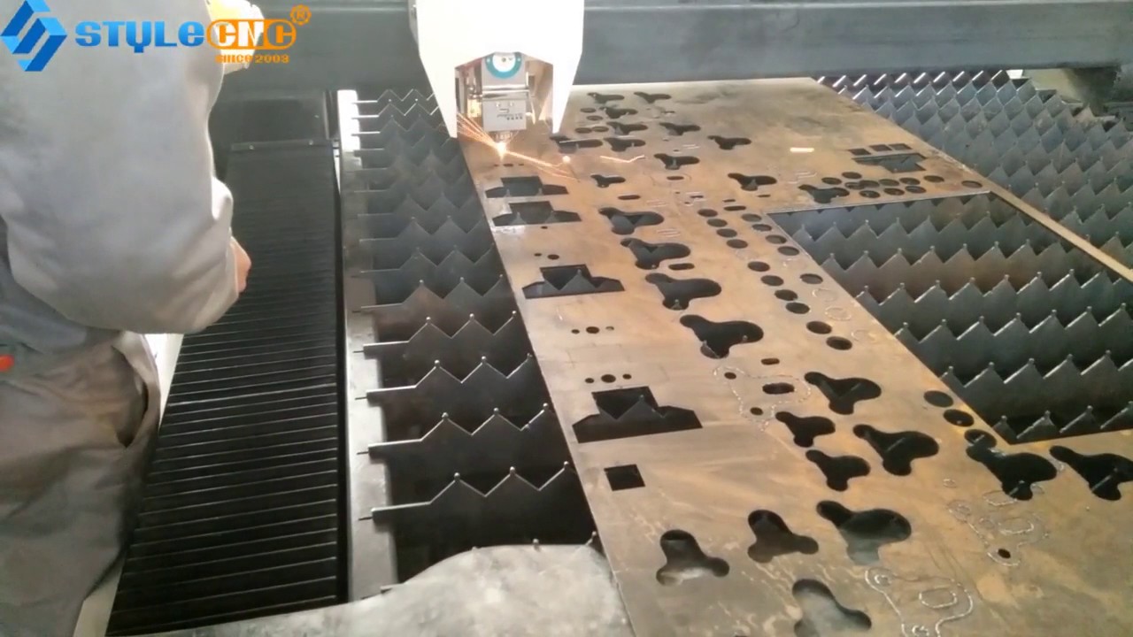 為英國客戶提供金屬板和管道激光切割機